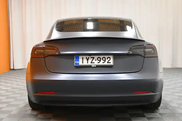 Harmaa Sedan, Tesla Model 3 – IYZ-992