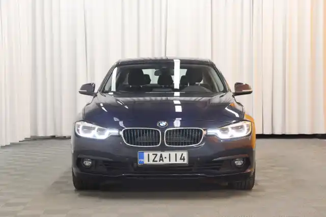 Sininen Sedan, BMW 330 – IZA-114