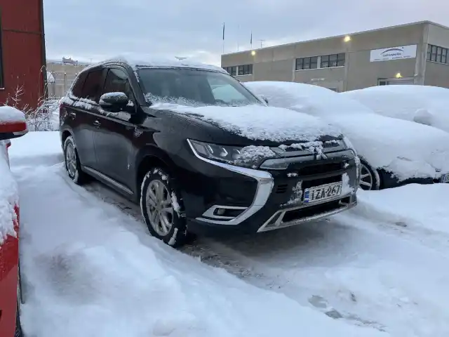 Musta Maastoauto, Mitsubishi Outlander PHEV – IZA-267