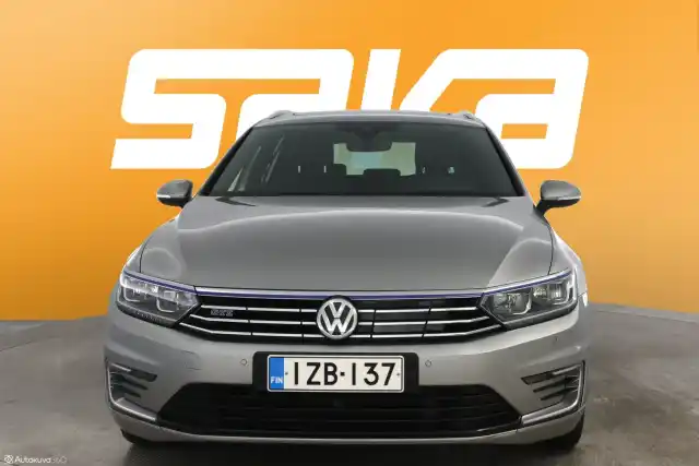 Harmaa Farmari, Volkswagen Passat – IZB-137