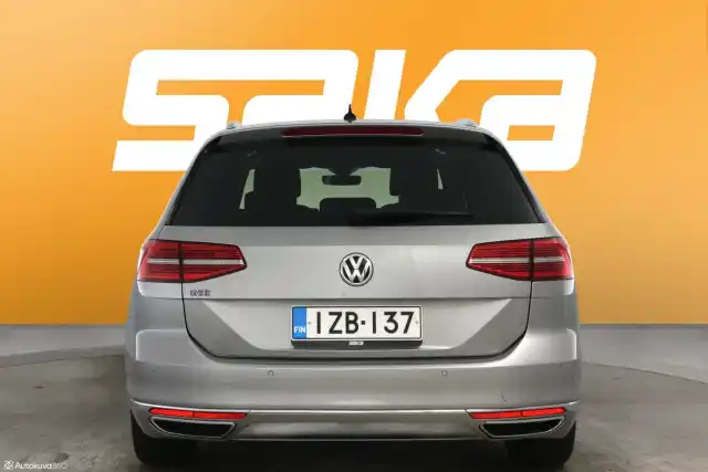 Harmaa Farmari, Volkswagen Passat – IZB-137