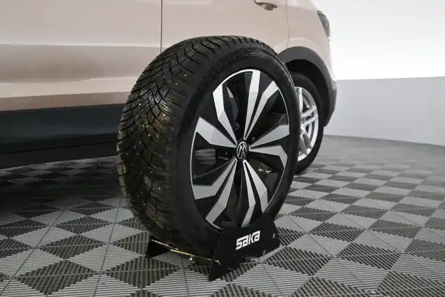 Oranssi Maastoauto, Volkswagen T-Cross – IZB-953