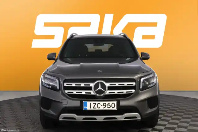 Harmaa Maastoauto, Mercedes-Benz GLB – IZC-950