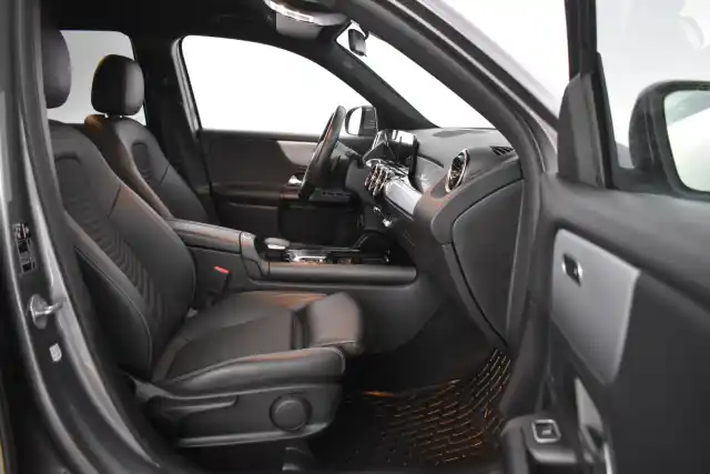 Harmaa Maastoauto, Mercedes-Benz GLB – IZC-950
