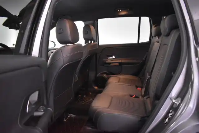 Harmaa Maastoauto, Mercedes-Benz GLB – IZC-950