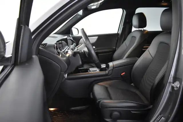 Harmaa Maastoauto, Mercedes-Benz GLB – IZC-950