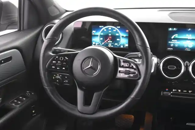 Harmaa Maastoauto, Mercedes-Benz GLB – IZC-950