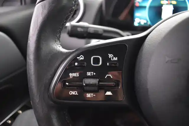 Harmaa Maastoauto, Mercedes-Benz GLB – IZC-950