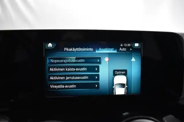 Harmaa Maastoauto, Mercedes-Benz GLB – IZC-950