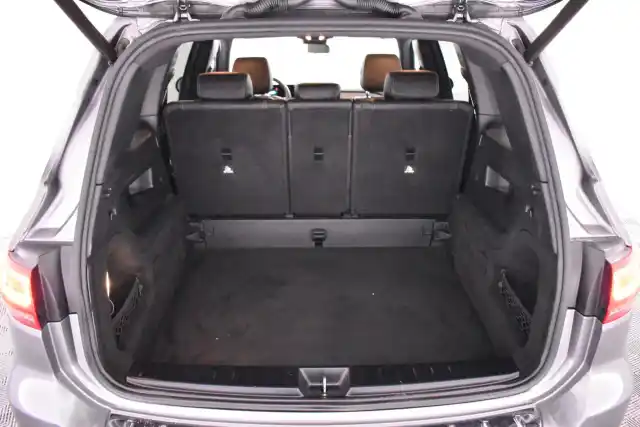 Harmaa Maastoauto, Mercedes-Benz GLB – IZC-950