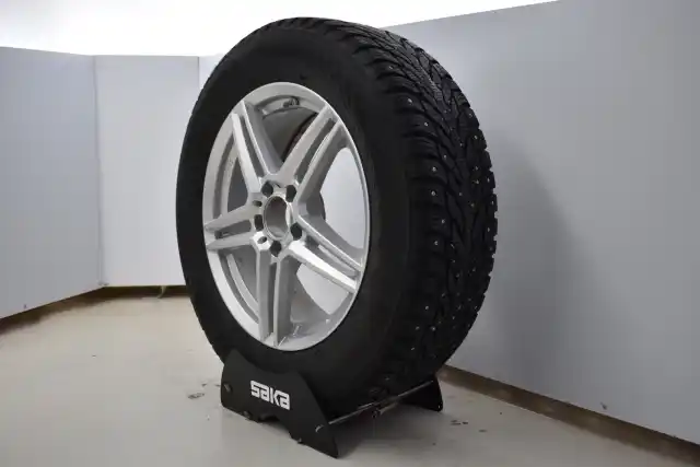 Harmaa Maastoauto, Mercedes-Benz GLB – IZC-950