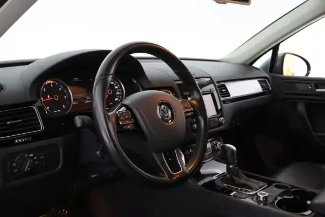 Harmaa Farmari, Volkswagen Touareg – IZE-316