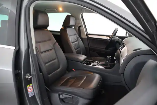 Harmaa Farmari, Volkswagen Touareg – IZE-316