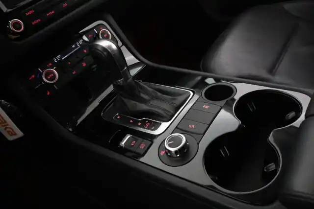 Harmaa Farmari, Volkswagen Touareg – IZE-316