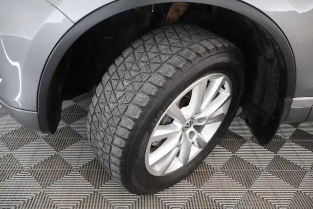 Harmaa Farmari, Volkswagen Touareg – IZE-316