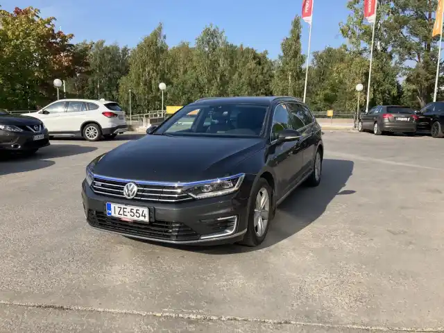 Harmaa Farmari, Volkswagen Passat – IZE-554