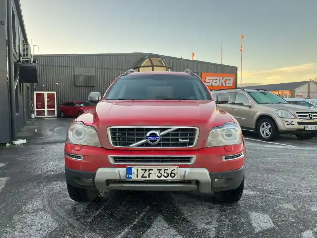 Punainen Maastoauto, Volvo XC90 – IZF-356