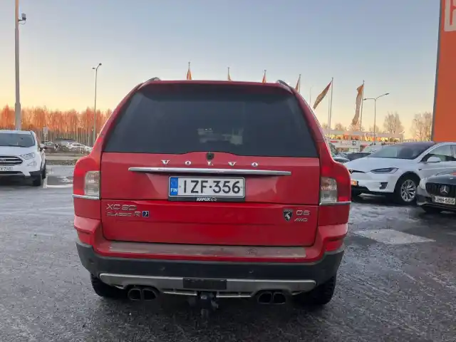 Punainen Maastoauto, Volvo XC90 – IZF-356