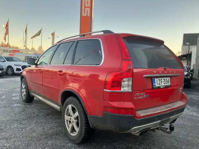 Punainen Maastoauto, Volvo XC90 – IZF-356