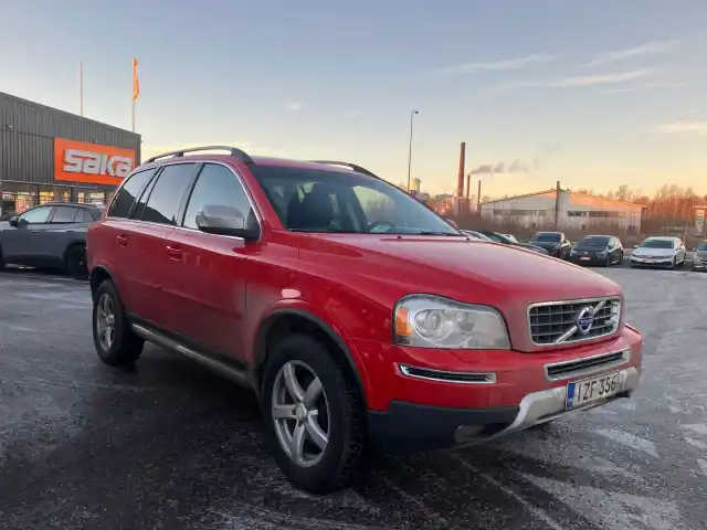 Punainen Maastoauto, Volvo XC90 – IZF-356