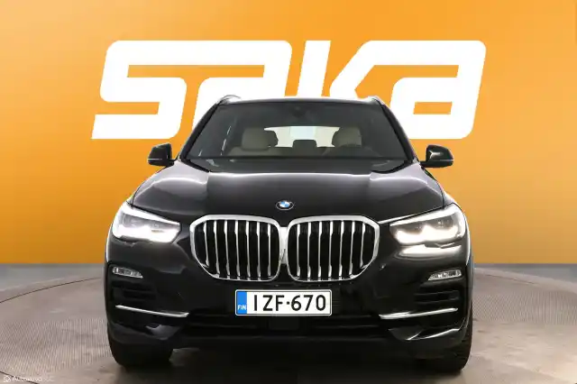 Musta Maastoauto, BMW X5 – IZF-670