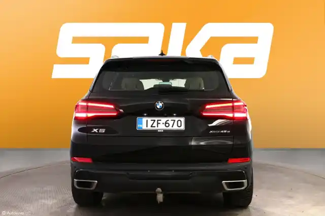 Musta Maastoauto, BMW X5 – IZF-670