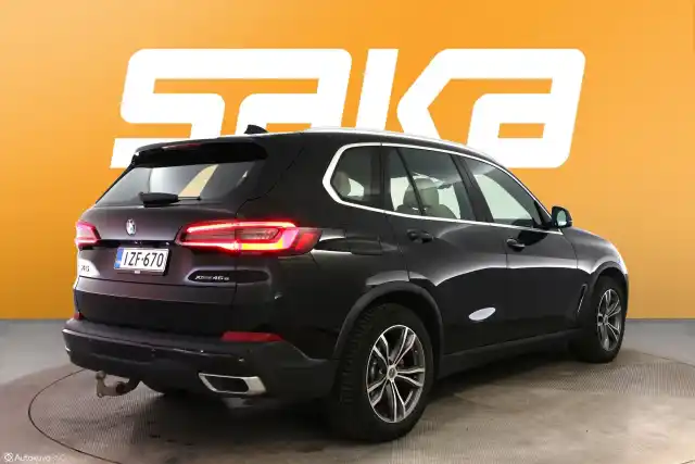 Musta Maastoauto, BMW X5 – IZF-670