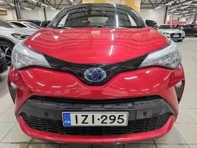 Punainen Maastoauto, Toyota C-HR – IZI-295