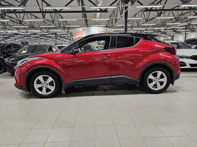 Punainen Maastoauto, Toyota C-HR – IZI-295