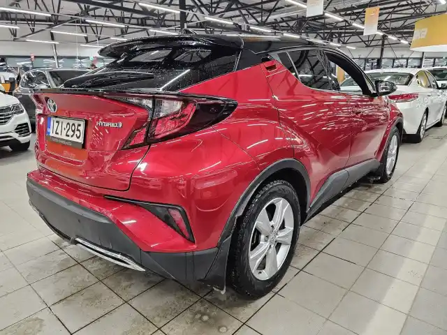 Punainen Maastoauto, Toyota C-HR – IZI-295