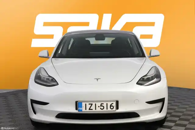 Valkoinen Sedan, Tesla Model 3 – IZI-516