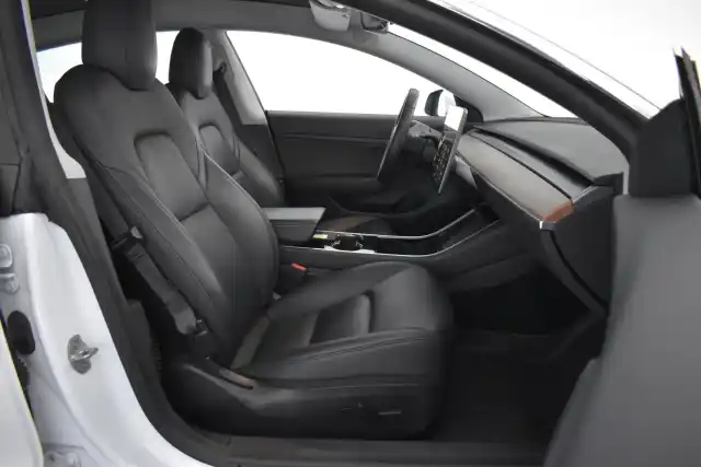 Valkoinen Sedan, Tesla Model 3 – IZI-516