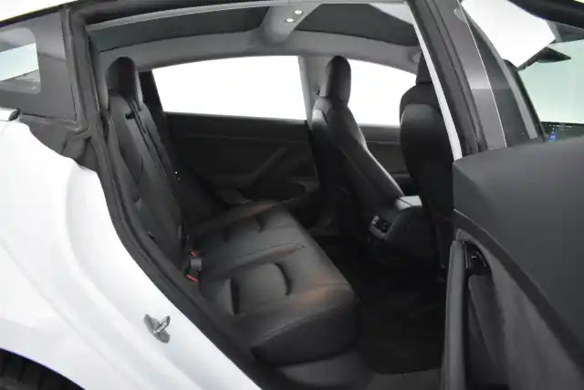 Valkoinen Sedan, Tesla Model 3 – IZI-516