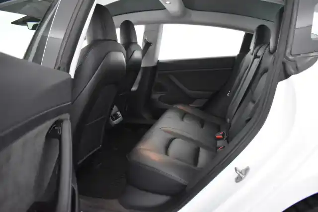 Valkoinen Sedan, Tesla Model 3 – IZI-516