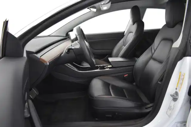 Valkoinen Sedan, Tesla Model 3 – IZI-516