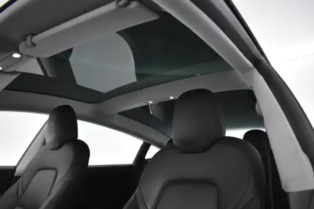 Valkoinen Sedan, Tesla Model 3 – IZI-516