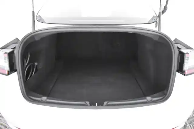 Valkoinen Sedan, Tesla Model 3 – IZI-516