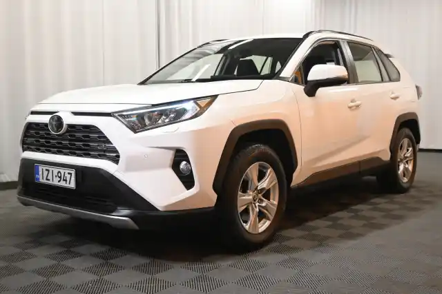 Valkoinen Maastoauto, Toyota RAV4 – IZI-947