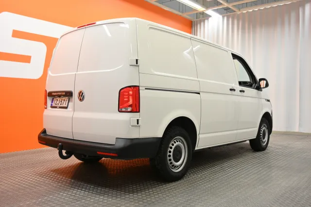 Valkoinen Pakettiauto, Volkswagen Transporter – IZJ-571