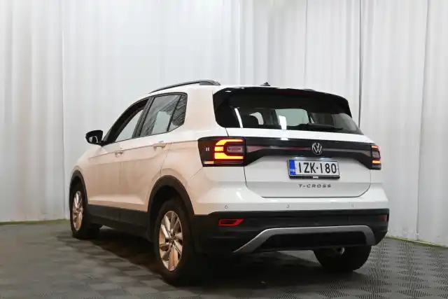 Valkoinen Maastoauto, Volkswagen T-Cross – IZK-180