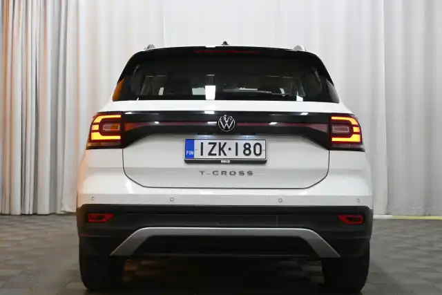 Valkoinen Maastoauto, Volkswagen T-Cross – IZK-180