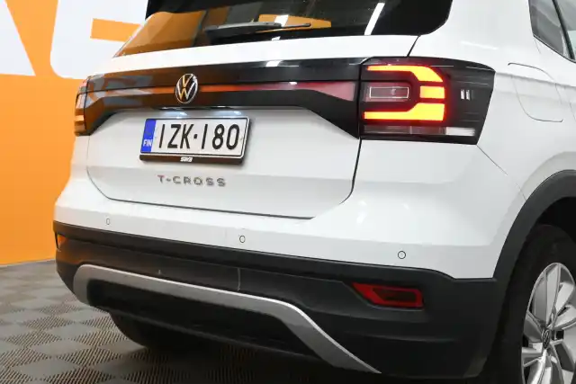 Valkoinen Maastoauto, Volkswagen T-Cross – IZK-180