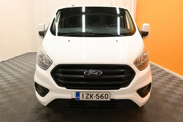 Valkoinen Pakettiauto, Ford Transit Custom – IZK-560