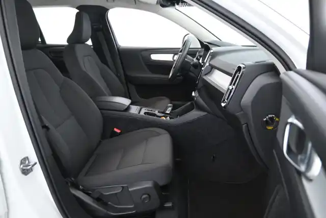 Valkoinen Maastoauto, Volvo XC40 – IZK-753