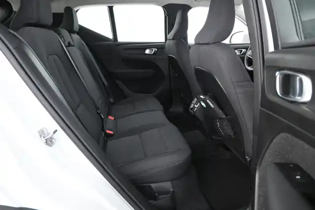 Valkoinen Maastoauto, Volvo XC40 – IZK-753