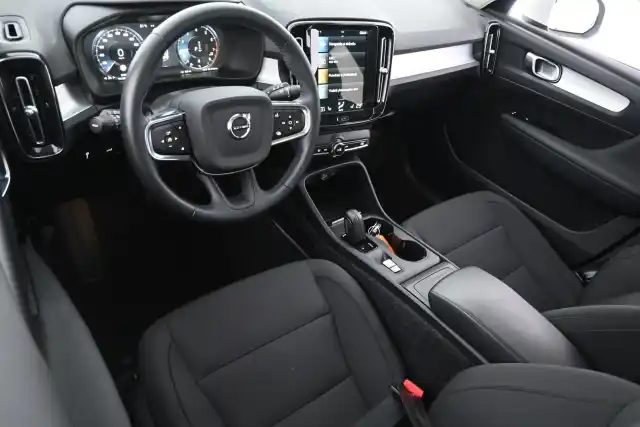 Valkoinen Maastoauto, Volvo XC40 – IZK-753