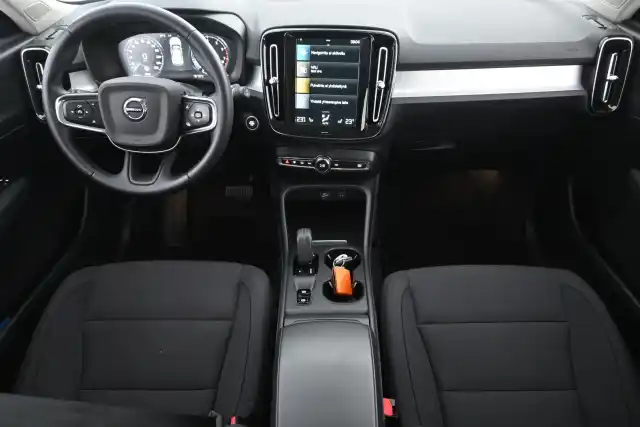 Valkoinen Maastoauto, Volvo XC40 – IZK-753