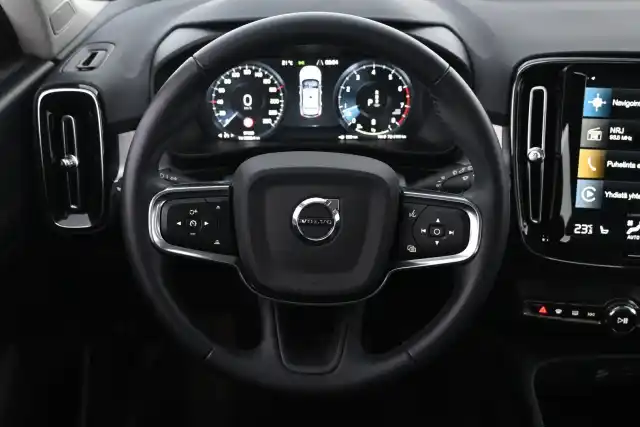 Valkoinen Maastoauto, Volvo XC40 – IZK-753