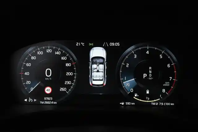 Valkoinen Maastoauto, Volvo XC40 – IZK-753