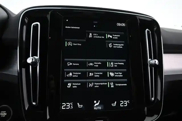 Valkoinen Maastoauto, Volvo XC40 – IZK-753